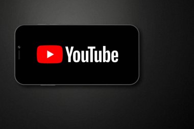 Akıllı telefon ekranında Youtube logosu. Moskova, Rusya - Mart 2023