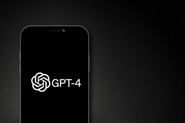 Akıllı telefon ekranında GPT-4 logosu. OpenAI GPT 4 'ün yeni sürümünü yayınladı. Moskova, Rusya - Mart 2023