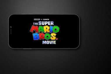 Akıllı telefon ekranında Süper Mario Kardeşler filmi. Moskova, Rusya - Nisan 2023