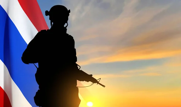 Silhouet Van Een Soldaat Met Thaise Vlag Tegen Zonsondergang Patriottisch — Stockvector