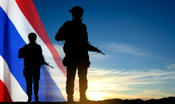 Silhouetten Van Een Soldaat Met Thaise Vlag Tegen Zonsondergang Patriottisch — Stockvector