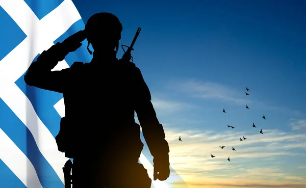 Silhouette Soldat Saluant Avec Drapeau Grec Contre Ciel Couchant Vecteur — Image vectorielle