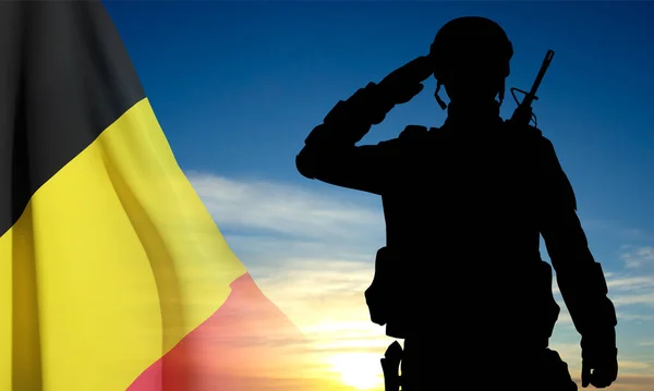 ベルギーの旗で夕日に対する敬礼兵士のシルエット Eps10ベクトル — ストックベクタ