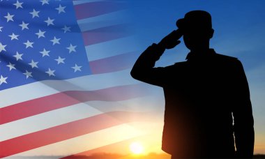 Gün batımına karşı Amerikan bayrağıyla selamlanan bir askerin resmi. Gaziler Günü için tebrik kartı, Anma Günü, Bağımsızlık Günü. EPS10 vektörü