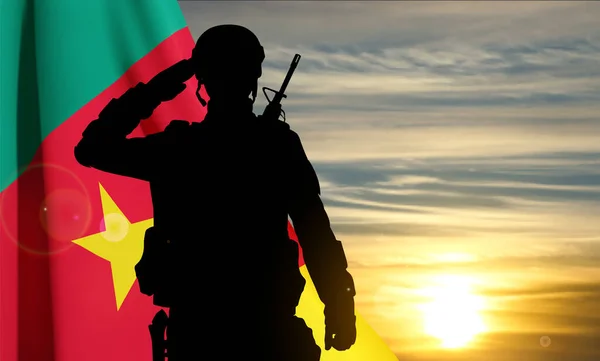 Σιλουέτα Χαιρετισμό Στρατιώτη Στο Φόντο Του Ηλιοβασιλέματος Σημαία Του Καμερούν — Διανυσματικό Αρχείο