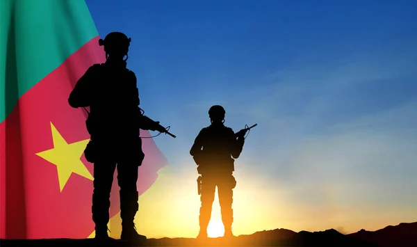 Silhouetten Van Soldaten Achtergrond Van Zonsondergang Met Kameroen Vlag Achtergrond — Stockvector