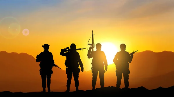 Silhouetten Van Soldaten Tegen Zonsondergang Militaire Achtergrond Eps10 Vector — Stockvector