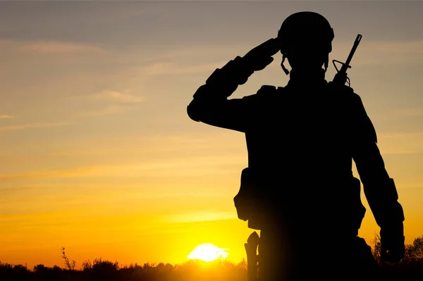 Silhueta Soldado Saudando Fundo Céu Pôr Sol Conceito Força Armada — Fotografia de Stock