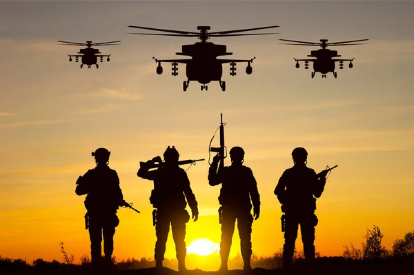 Siluetas Soldados Con Helicópteros Contra Atardecer Fondo Militar — Foto de Stock
