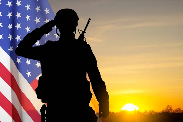 Amerikai Katona Tiszteleg Naplemente Hátterében Veteránok Napja Emléknap Függetlenség Napja — Stock Fotó