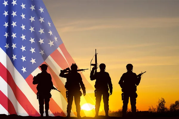 日没を背景にアメリカ軍兵士が敬礼 退役軍人の日 記念の日 独立記念日の背景 — ストック写真