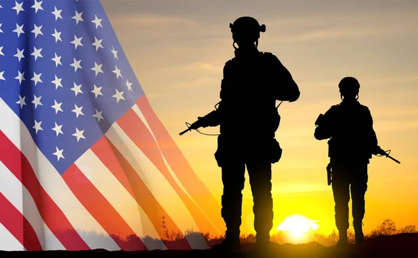 日没を背景にアメリカ軍兵士 退役軍人の日 記念の日 独立記念日の背景 — ストック写真