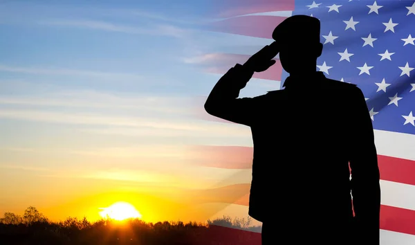 석양에 국기를 경례하는 군인의 실루엣 군인의 기념식 독립기념일의 — 스톡 사진
