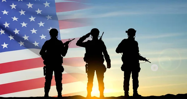 Amerikaanse Soldaten Een Achtergrond Van Zonsondergang Veteranendag Memorial Day Onafhankelijkheidsdag — Stockvector