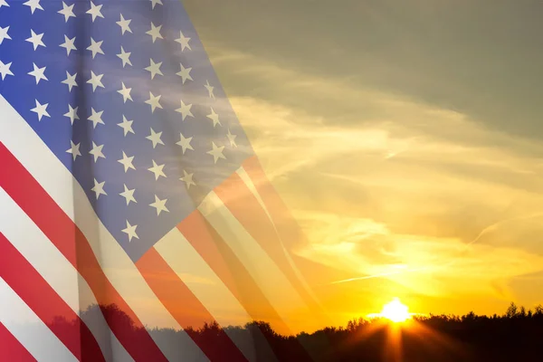 Bandera Estados Unidos Contra Puesta Del Sol Antecedentes Para Día —  Fotos de Stock