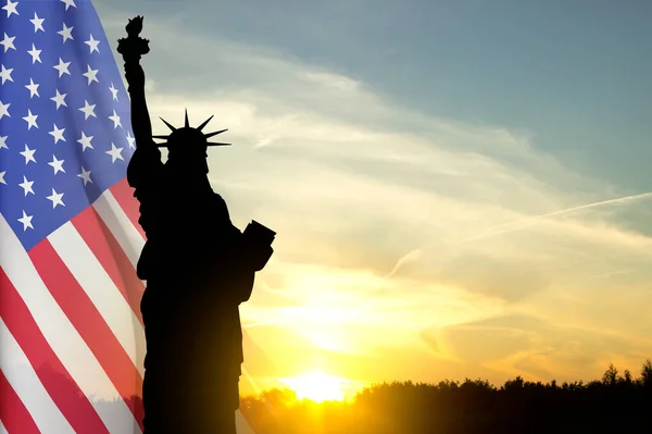 Silhouette Der Freiheitsstatue Gegen Den Sonnenuntergang Hintergrund Für Unabhängigkeitstag Oder — Stockfoto