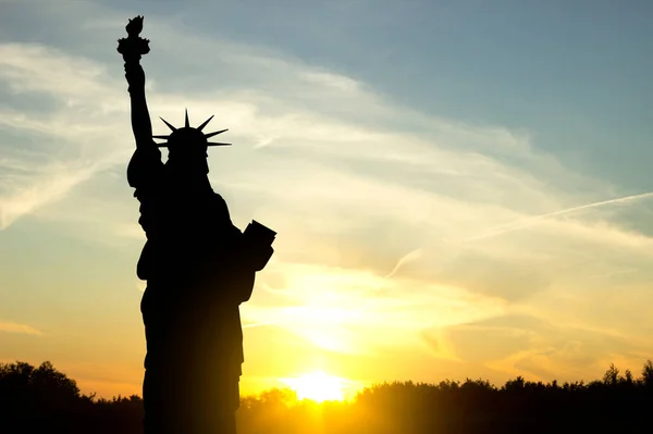 Sylwetka Statuy Wolności Świetle Zachodu Słońca Kontekst Dnia Niepodległości Lub — Zdjęcie stockowe