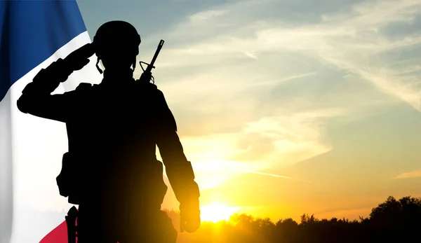 Francia Katona Sziluettje Naplemente Francia Zászló Hátterében Koncepció Fegyveres Erők — Stock Fotó