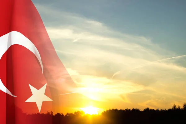 Die Türkische Flagge Gegen Den Sonnenuntergang Patriotischer Hintergrund — Stockfoto