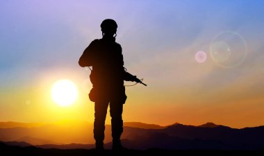 Gün batımına karşı bir askerin silueti. EPS10 vektörü