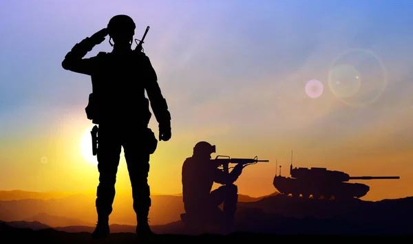 Silhouettes Soldat Avec Char Combat Principal Contre Coucher Soleil Vecteur — Image vectorielle