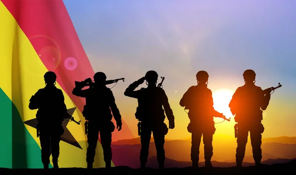 Silhouetten Van Soldaten Met Ghana Vlag Tegen Zonsondergang Eps10 Vector — Stockvector