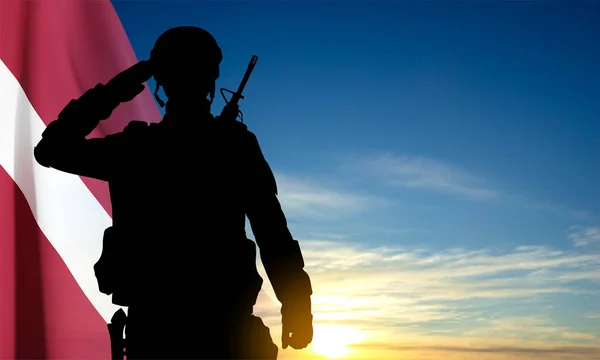 Silhouette Eines Soldaten Mit Der Flagge Lettlands Himmel Eps10 Vektor — Stockvektor