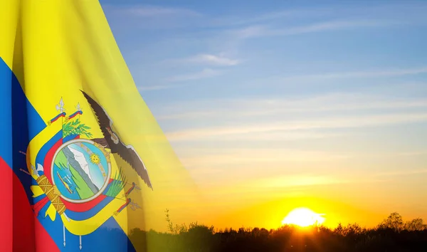 Bandera Ecuador Contra Puesta Del Sol Fondo Patriótico —  Fotos de Stock