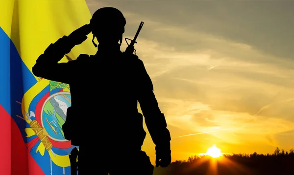 一个拿着厄瓜多尔国旗的士兵在夕阳西下的肖像 — 图库照片
