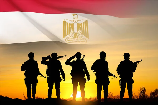Silhuetas Soldados Contra Pôr Sol Com Bandeira Egito Antecedentes Para — Fotografia de Stock