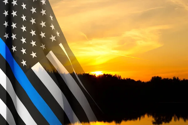 Vékony Kék Vonal Amerikai Zászló Rendőrkék Vonallal Naplemente Hátterében Rendőrség — Stock Fotó