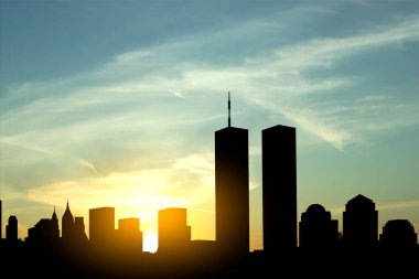 New York silueti, İkiz Kuleler ve gün batımına karşı. 09.11.2001 Amerikan Vatanseverlik Günü afişi