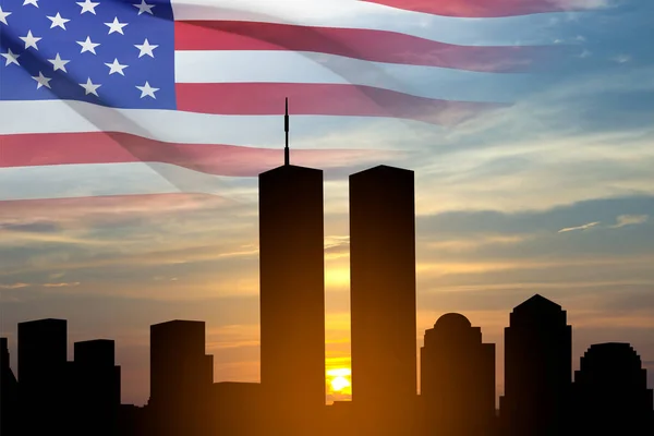 ニューヨークのスカイラインのシルエットとツインタワーと日没 0911 2001 アメリカ愛国者の日旗 — ストック写真