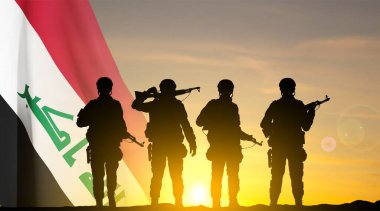 Gün batımında Irak bayrağı taşıyan bir askerin siluetleri. EPS10 vektörü