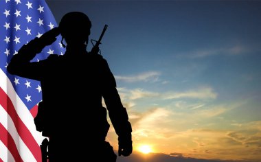 Gün batımına karşı Amerikan bayrağı taşıyan bir askerin silueti. Gaziler Günü için tebrik kartı, Anma Günü, Bağımsızlık Günü