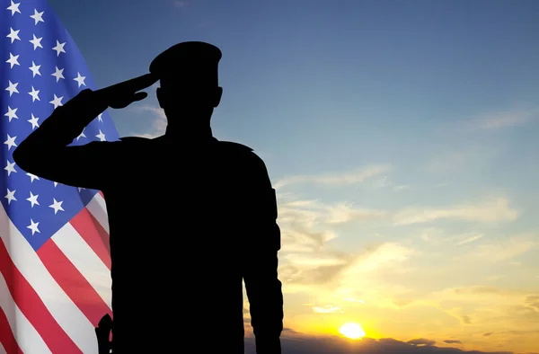 一个拿着美国国旗的士兵在夕阳西下的肖像 退伍军人日 阵亡将士纪念日 独立日贺卡 — 图库照片