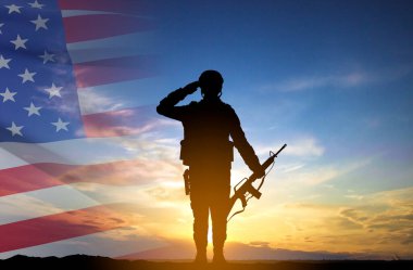 Gün batımına karşı Amerikan bayrağı taşıyan bir askerin silueti. Gaziler Günü için tebrik kartı, Anma Günü, Bağımsızlık Günü