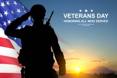 Gün batımına karşı Amerikan bayrağı taşıyan asker silueti. Gaziler Günü için tebrik kartı, Anma Günü, Bağımsızlık Günü