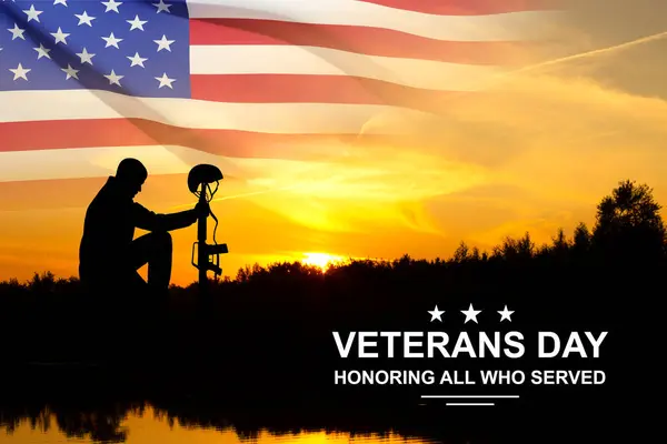 Silhuett Soldat Med Usa Flagga Mot Solnedgången Gratulationskort Till Veterandagen — Stockfoto