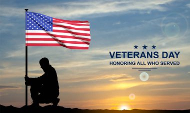 Gün batımına karşı Amerikan bayrağı taşıyan asker silueti. Gaziler Günü için tebrik kartı, Anma Günü, Bağımsızlık Günü. EPS10 vektörü