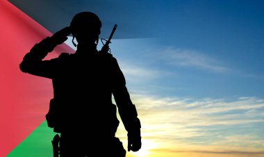 Gökyüzünün arka planında Filistin bayrağı olan asker silueti. EPS10 vektörü