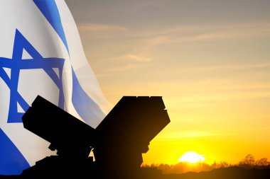 İsrail Hava Savunma Konsepti. Gün batımına karşı İsrail bayrağı taşıyan hava savunma sisteminin silueti