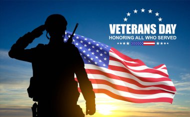 Gün batımına karşı Amerikan bayrağı taşıyan asker silueti. Gaziler Günü için tebrik kartı, Anma Günü, Bağımsızlık Günü