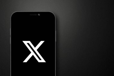 Elon Musk tarafından tanıtılan akıllı telefondan yeni bir Twitter logosu X, yeni bir yön ve yeniden markalaşma. Astana, Kazakistan, Ekim 2023.