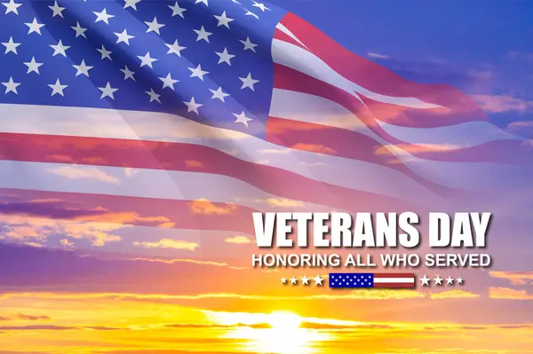 Плакат Дня Ветеранов Почитаю Служил Флаг Сша Против Закатного Неба — стоковое фото