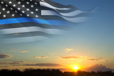 Polis destek sembollü Amerikan bayrağı. İnce mavi çizgi. Ulusal Kanun Uygulama Günü