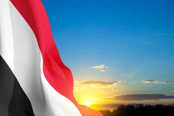 Флаг Йемена Против Закатного Неба — стоковое фото