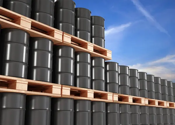 Barriles Negros Las Paletas Contienen Petróleo Almacén Prepararse Para Entrega — Foto de Stock