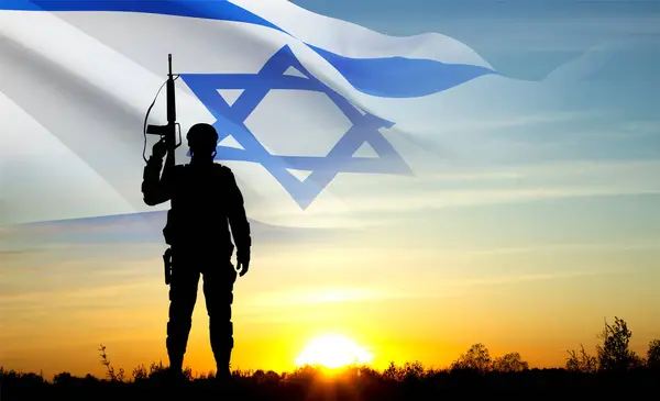 Siluet Tentara Dengan Bendera Israel Terhadap Matahari Terbenam Konsep Angkatan — Stok Foto