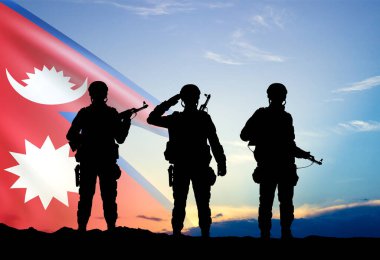 Gün batımında Nepal bayrağı taşıyan bir askerin siluetleri. Ulusal Tatil Konsepti